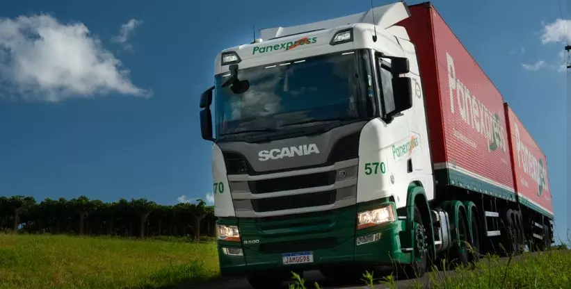 A foto mostra uma carreta da Transportes Panex